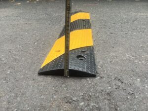 Gờ giảm tốc cao 25 x 190 x 980mm cao su vàng chéo