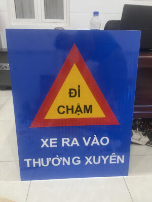 Biển cảnh báo đi chậm xe ra vào thường xuyên 70 x 90cm