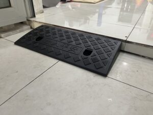 Dốc dẫn xe lên xuống bậc cao 4cm x W13 x L50cm bằng nhựa màu đen